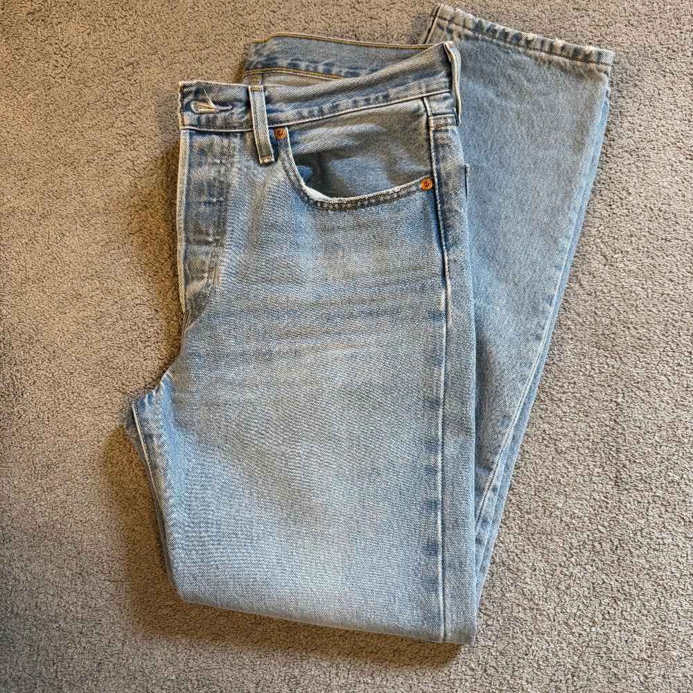 Women’s Levi’s 501 denim jeans light wash